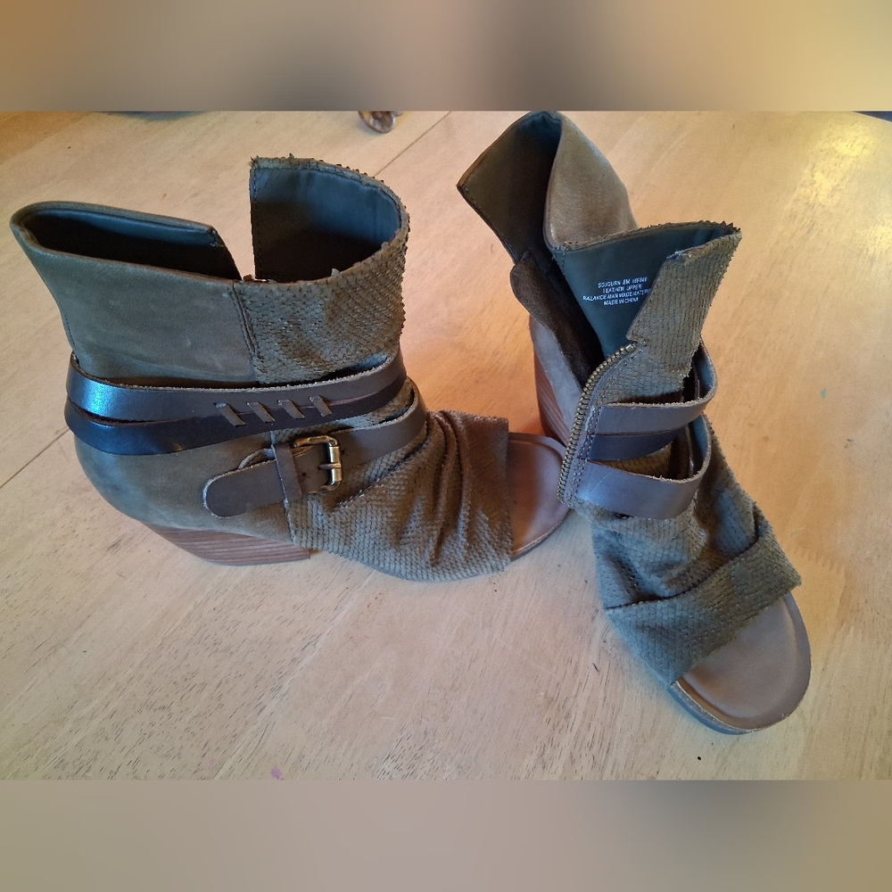OTBT Sojourn Leather Wedge Booties Size 8 Olive Green Peep Toe Ankle Boots